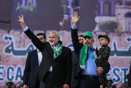 Hamas leaders Ismail Haniyeh and Yahya Sinwar. Credit: ‘ישראל היום’ FB page.