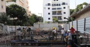 Palestinian construction workers in Israel. Credit: �?Globes English’ FB page.