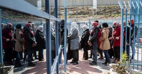 Palestinian workers crossing the border into Israel. Credit: Amiram Brutman’s FB page.